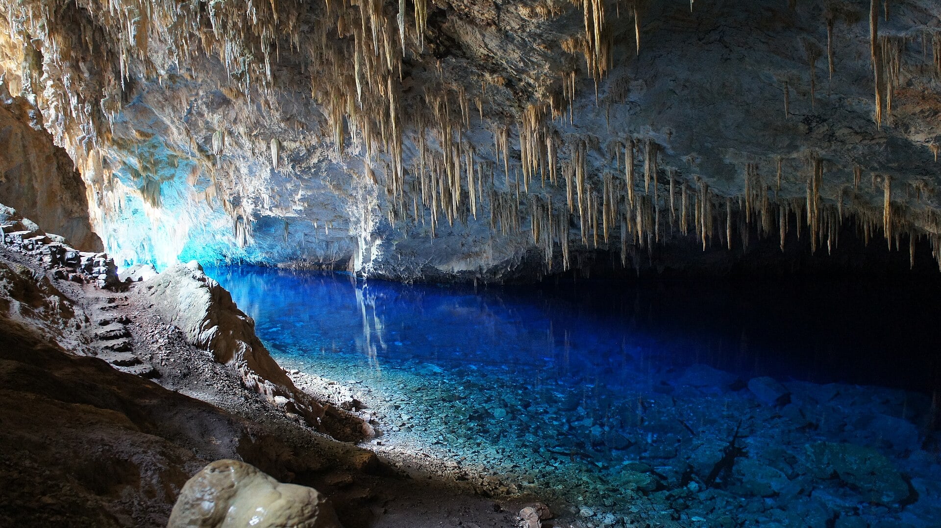 Água azul-cristalina dentro da Gruta do Lago Azul, em Bonito