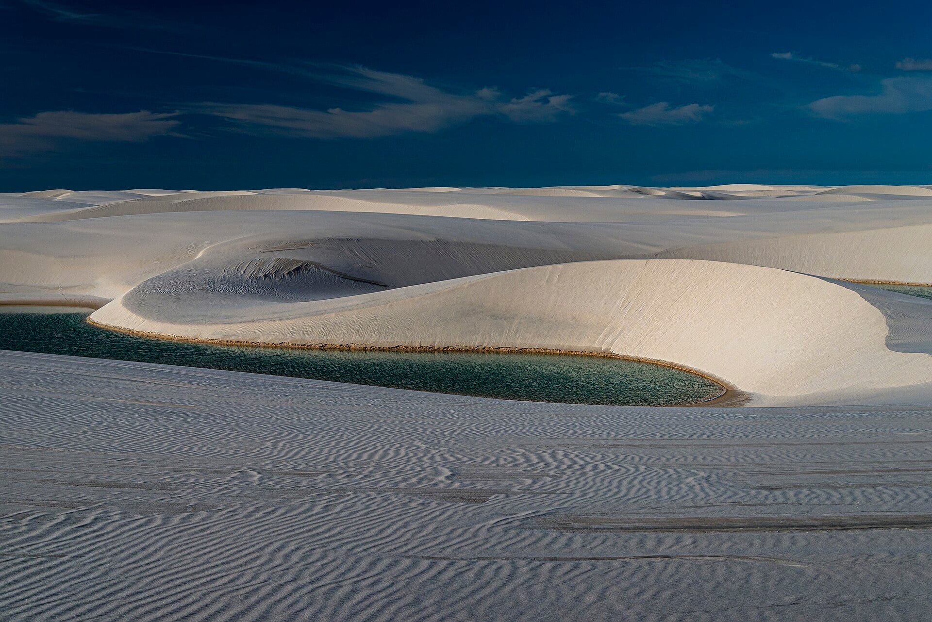 Dunas brancas com lagoas de água azul nos Lençóis Maranhenses