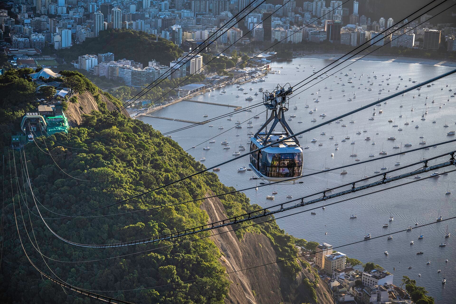 Bondinho chegando ao Pão de Açúcar, no Rio de Janeiro