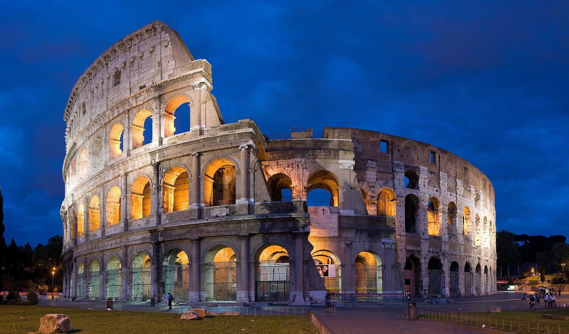 Coliseu de Roma iluminado ao entardecer